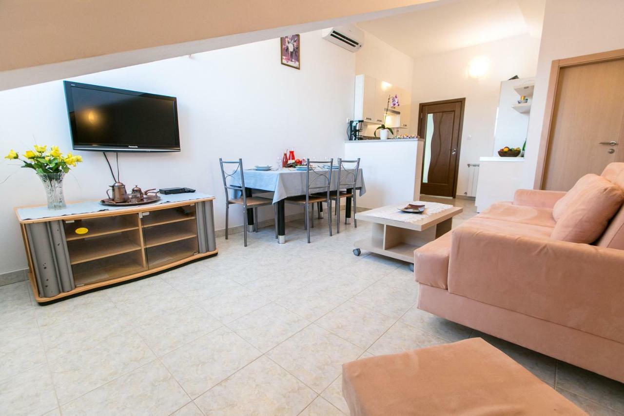 Amela Apartment พูลา ภายนอก รูปภาพ