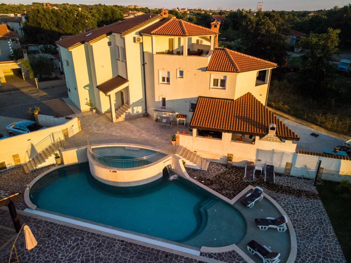 Amela Apartment พูลา ภายนอก รูปภาพ