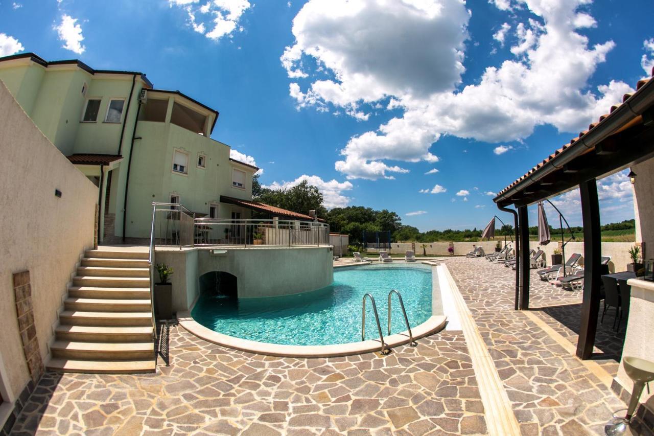Amela Apartment พูลา ภายนอก รูปภาพ
