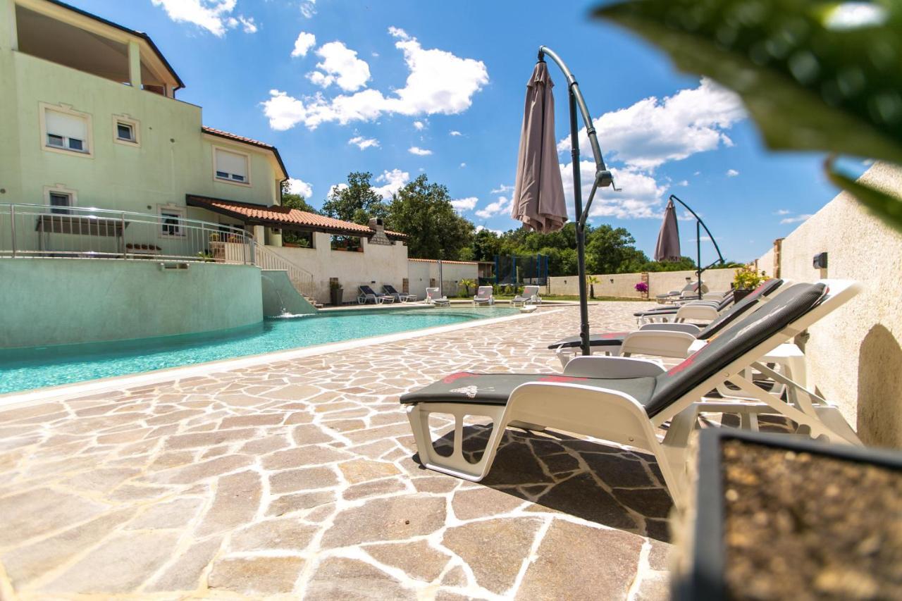 Amela Apartment พูลา ภายนอก รูปภาพ